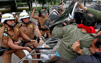 Policiais confrontando professores
