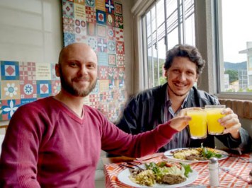 À direita o criador e editor do Blog, prof. Ricardo Garcez, brindando a saúde com este que vos escreve. Foto: André de Avila Ramos.